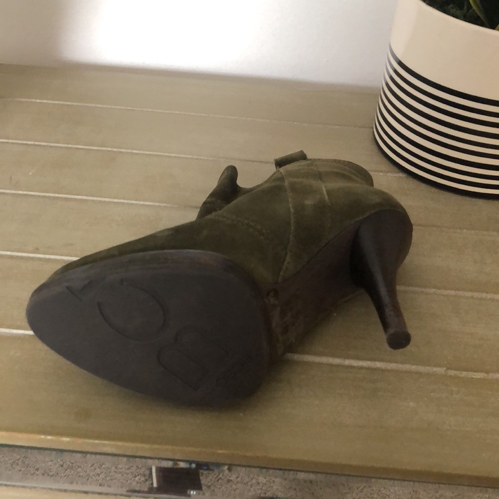Shoes - Picture 3 of 4
